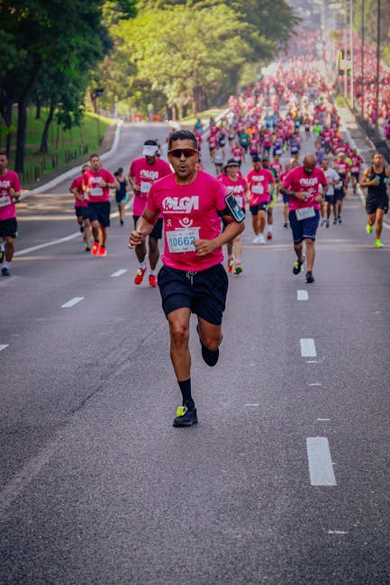 Ochelari de soare și cremă de protecție solară pe plajă