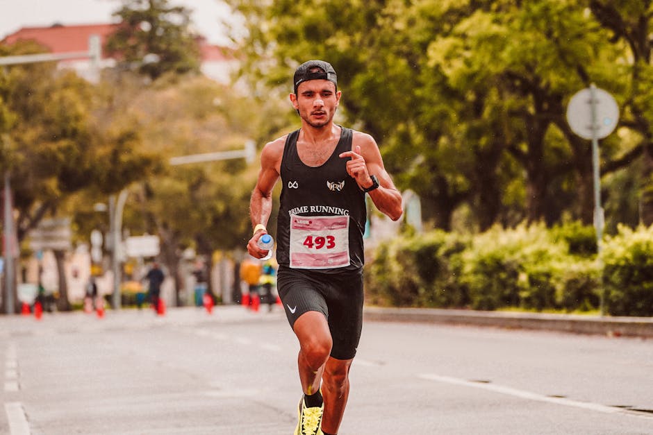 Echipă de călători zâmbind pe o plajă